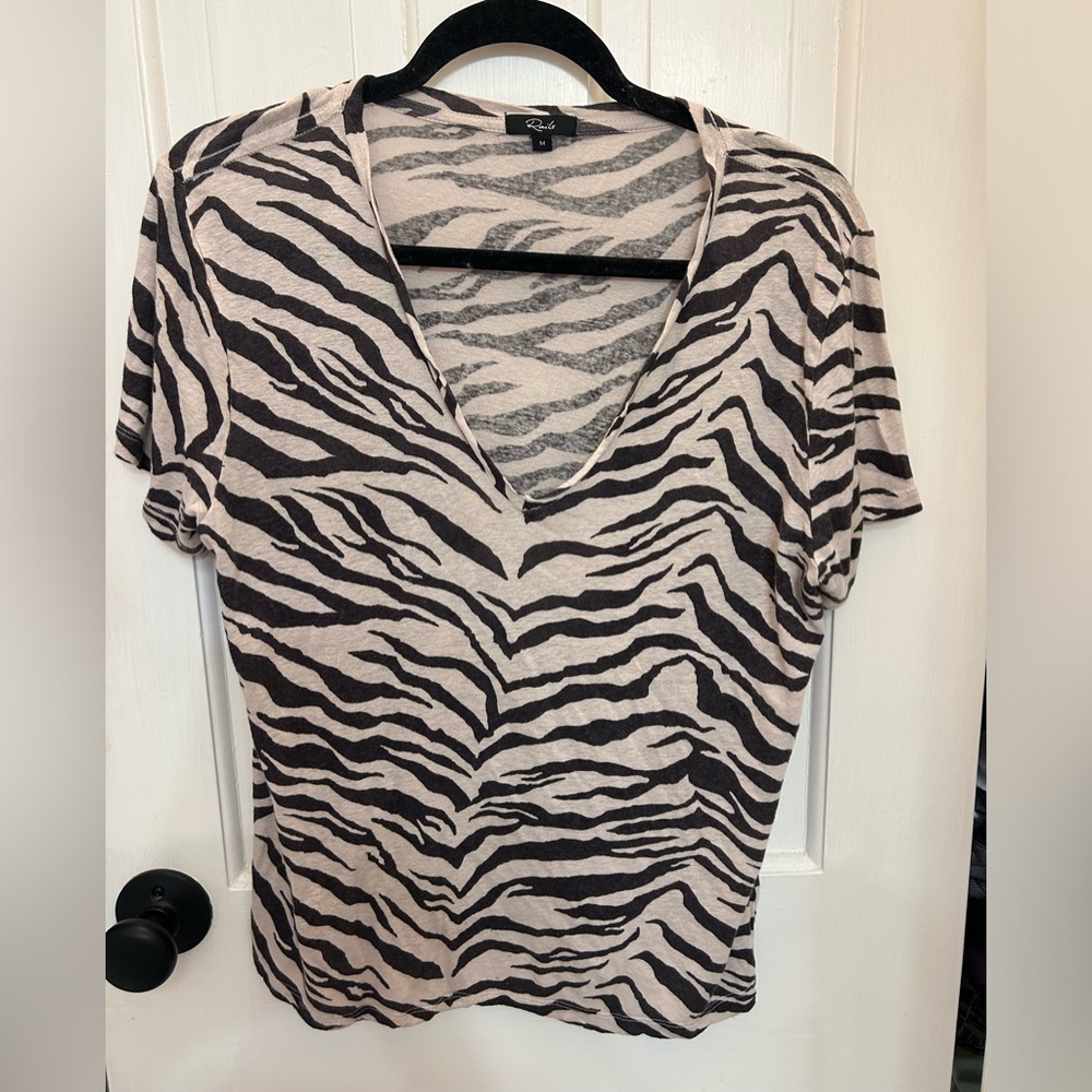 RAILS ZEBRA PRINT V-NECK SHORT SKEEVE T-SHIRT SIZE MEDIUM